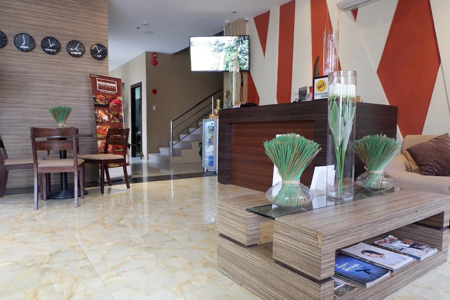 lobby area in columbus plaza hotel 