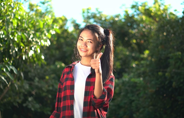girl showing thumb up